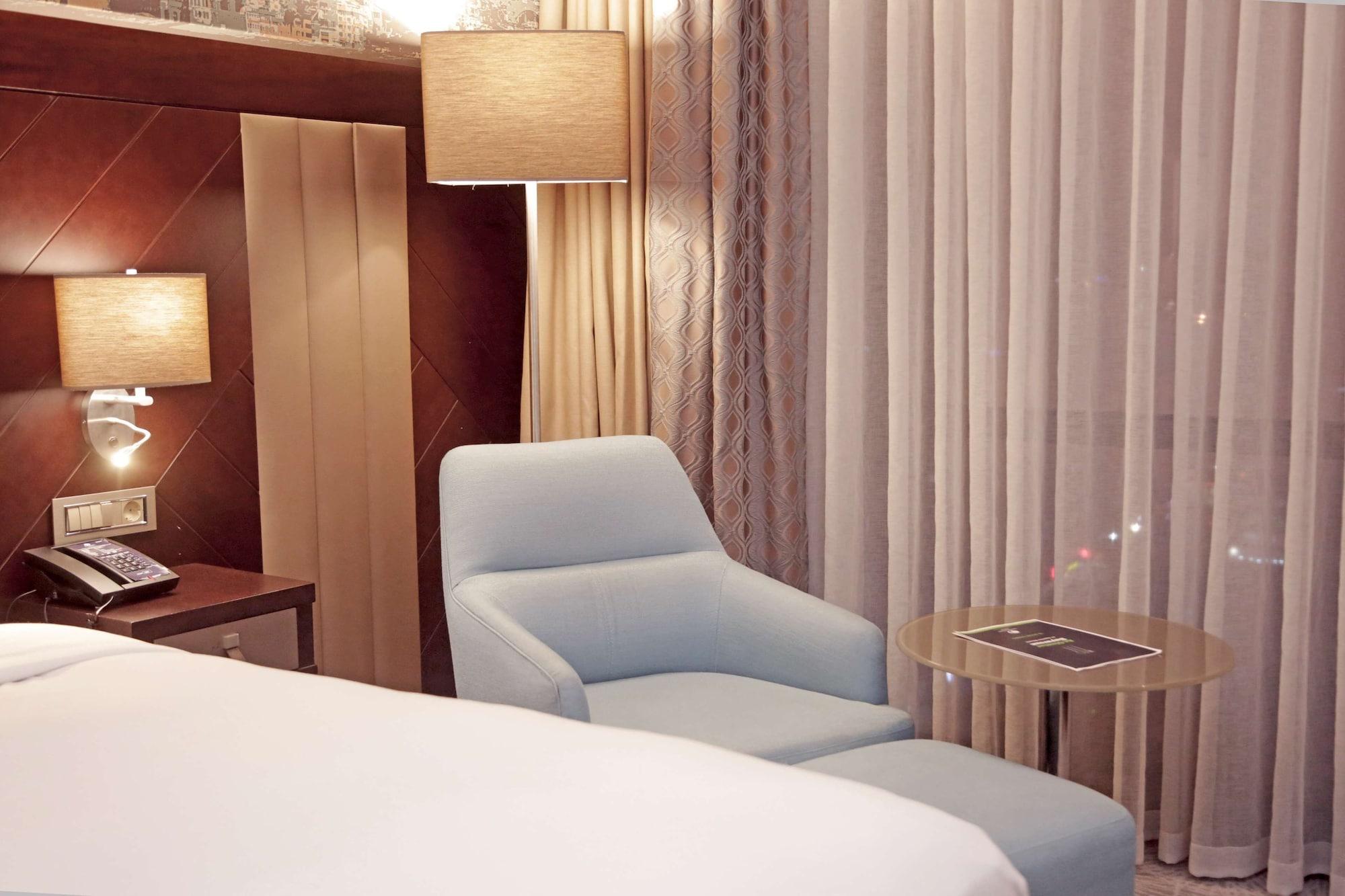 Отель Doubletree By Hilton Istanbul Umraniye Экстерьер фото A room at the hotel