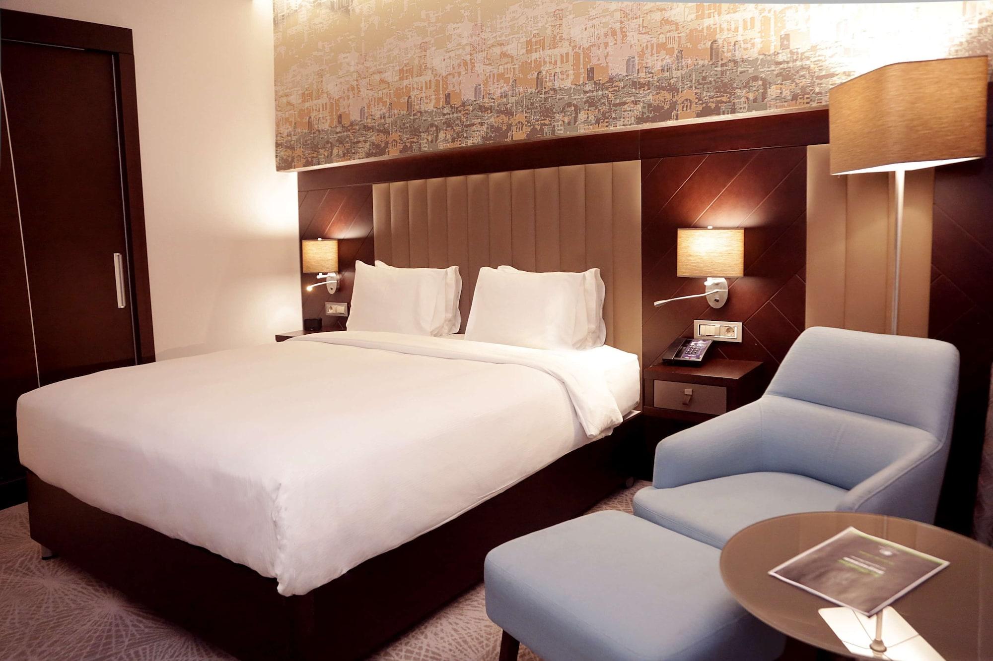Отель Doubletree By Hilton Istanbul Umraniye Экстерьер фото A room at the hotel