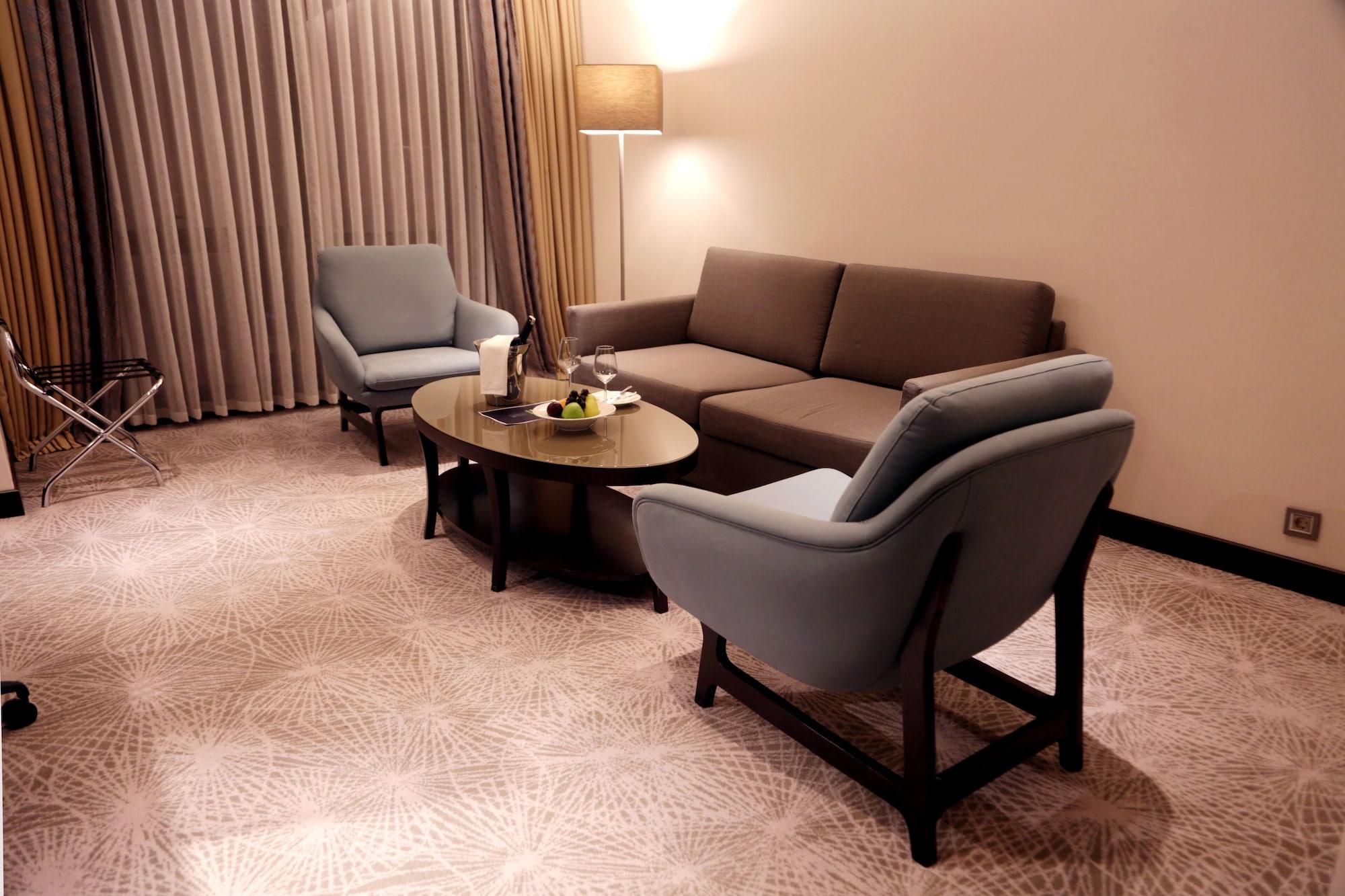 Отель Doubletree By Hilton Istanbul Umraniye Экстерьер фото A living room in a hotel suite