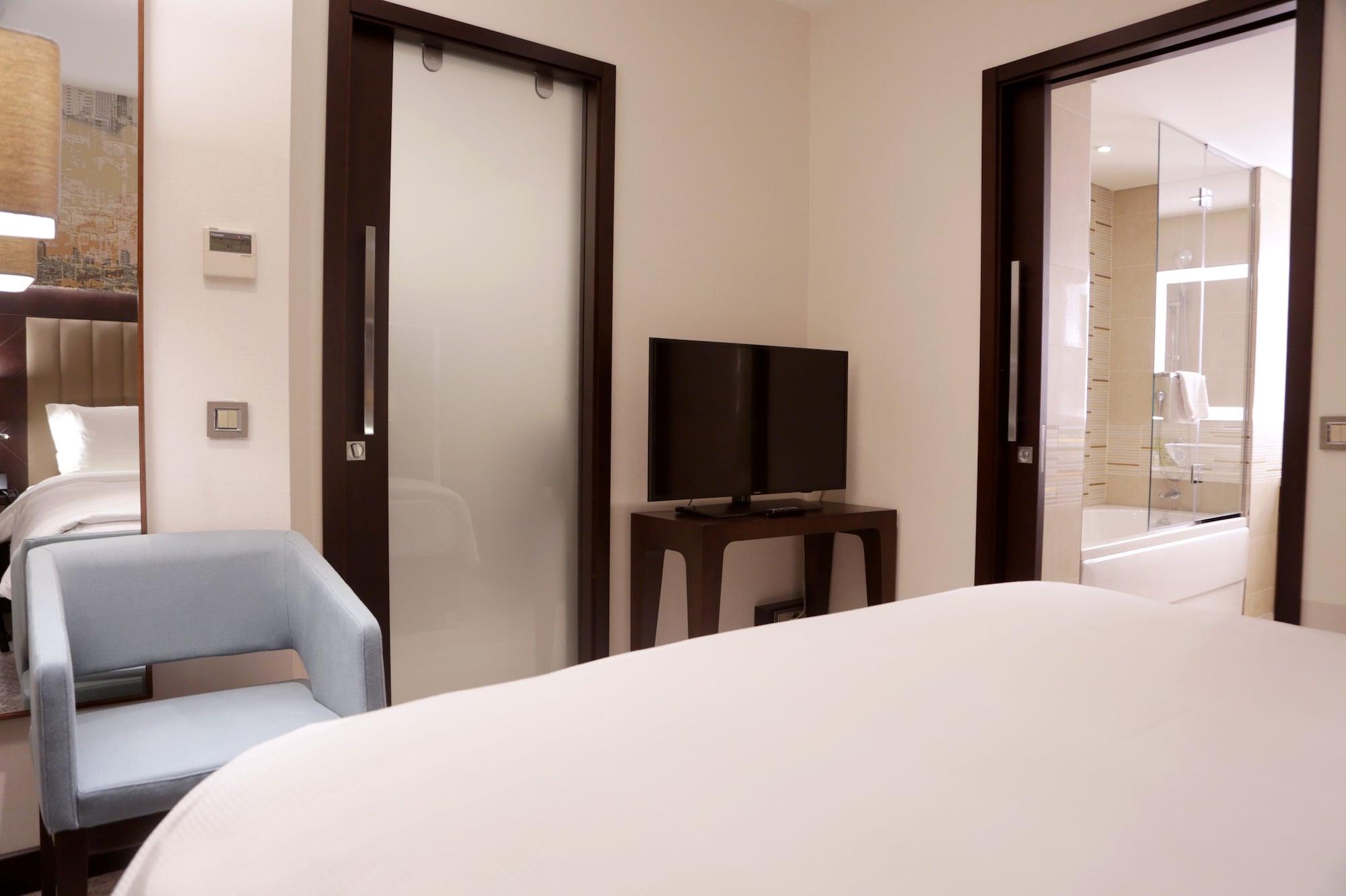 Отель Doubletree By Hilton Istanbul Umraniye Экстерьер фото A room at the hotel