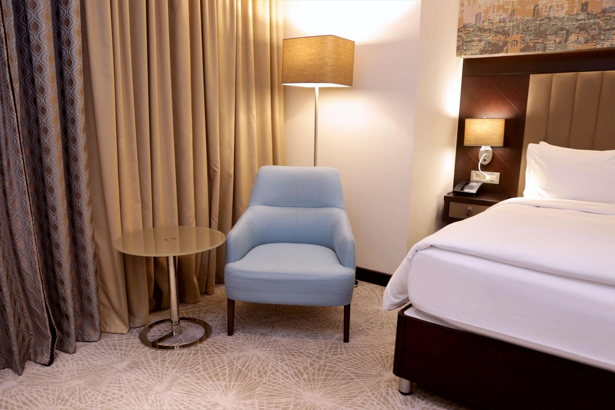 Отель Doubletree By Hilton Istanbul Umraniye Экстерьер фото A room at the hotel