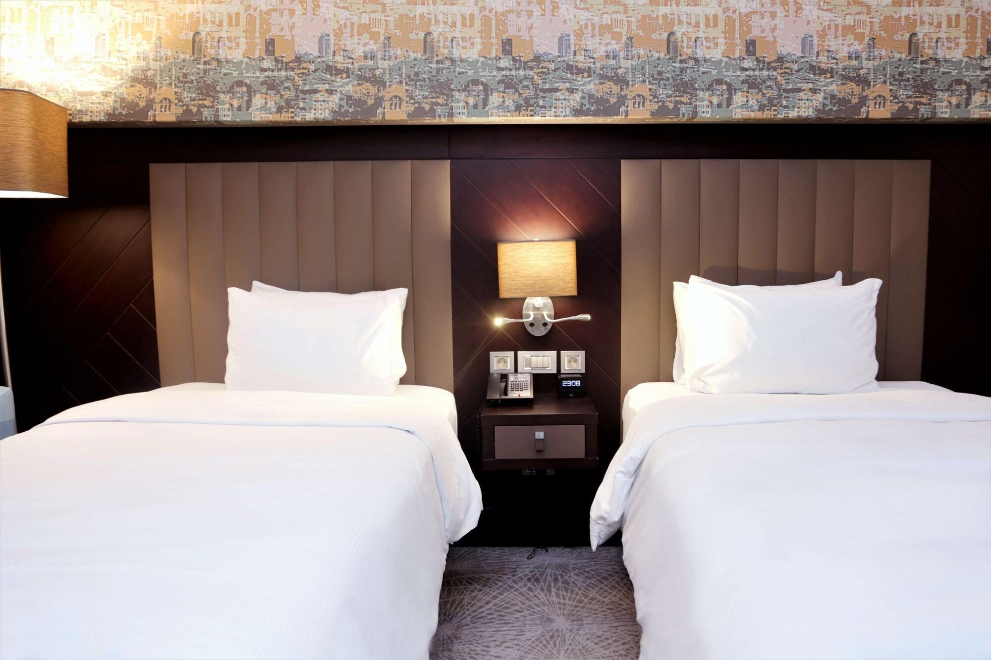 Отель Doubletree By Hilton Istanbul Umraniye Экстерьер фото Deluxe room