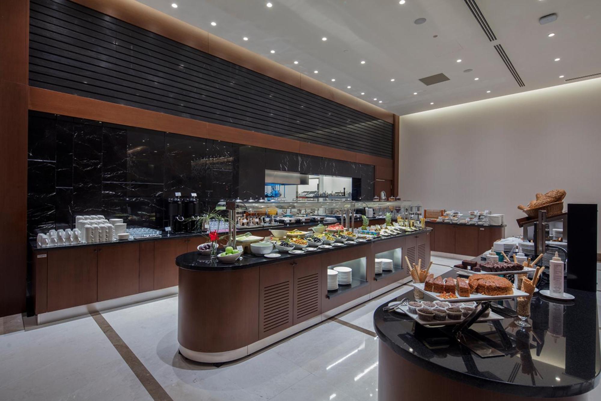 Отель Doubletree By Hilton Istanbul Umraniye Экстерьер фото The lounge at the airport