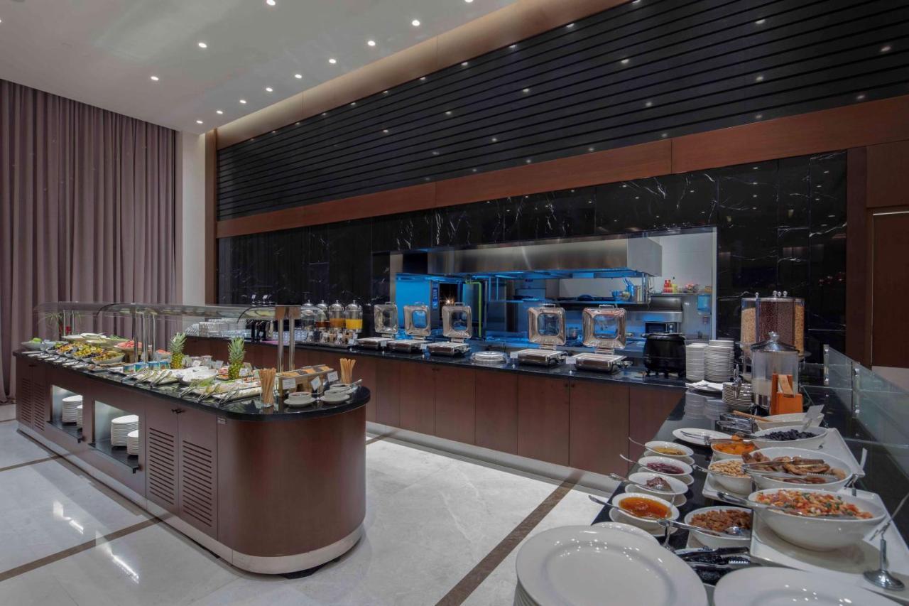 Отель Doubletree By Hilton Istanbul Umraniye Экстерьер фото The buffet at the lounge