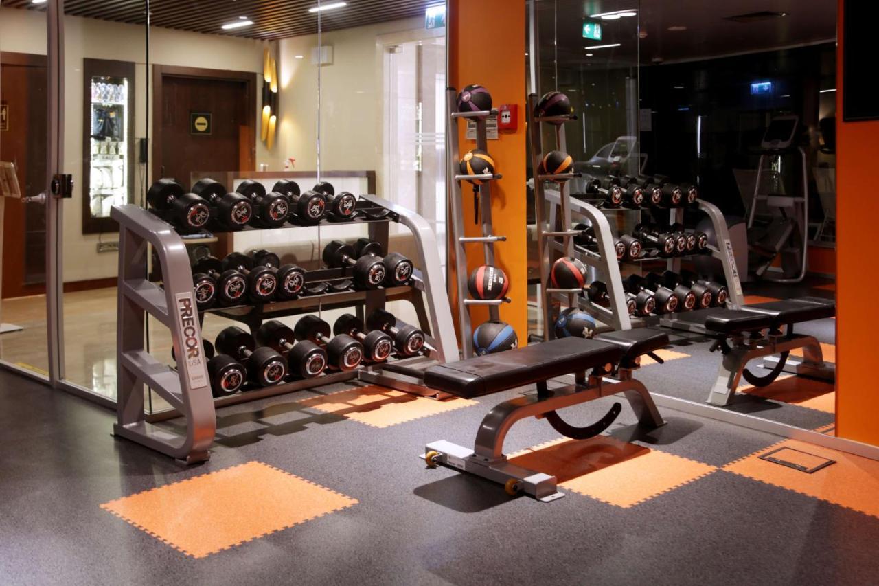 Отель Doubletree By Hilton Istanbul Umraniye Экстерьер фото A gym in a hotel