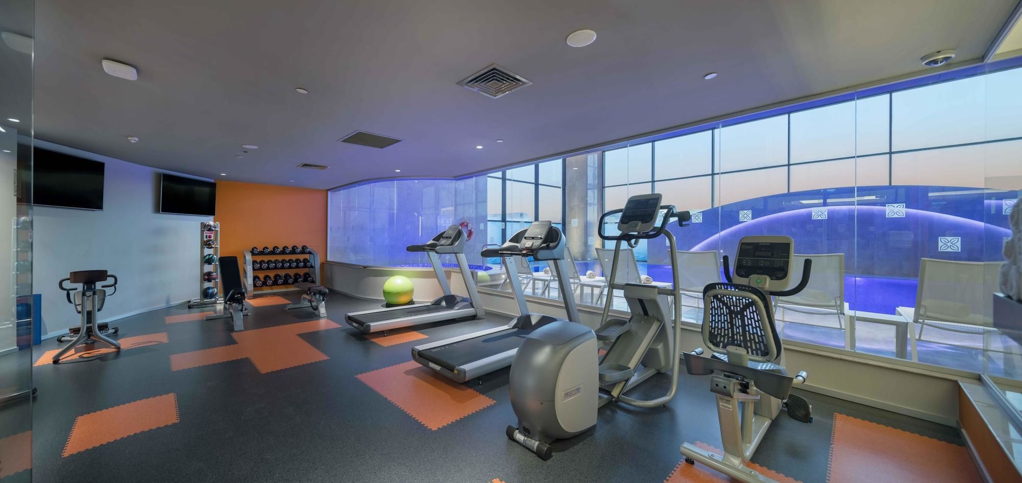 Отель Doubletree By Hilton Istanbul Umraniye Экстерьер фото A gym at a hotel