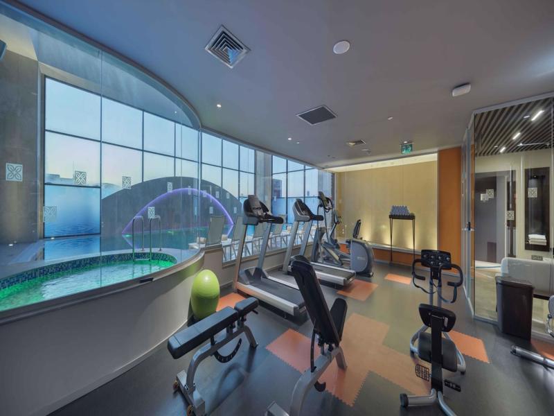 Отель Doubletree By Hilton Istanbul Umraniye Экстерьер фото The gym at the hotel